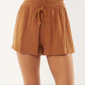 Amuse Society woven short in rum